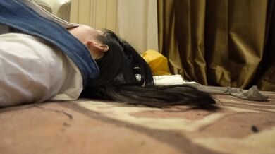 邪恶二人组下药迷翻新来的美女同事带回酒店换上黑丝各种奇葩姿势啪啪啪 (1)